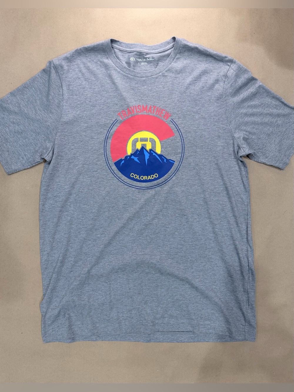 TravisMathew Colorado Graphic Tee – Men’s L Heather Gray Golf Lifestyle